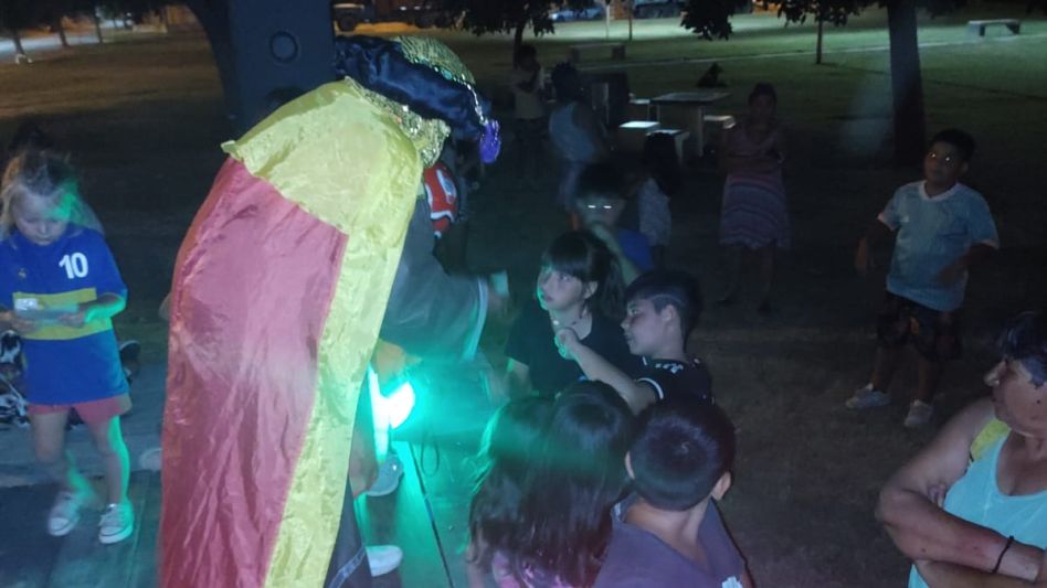 Los Reyes Magos reviven una tradición de 47 años en Barrio Plaza Oubiñas