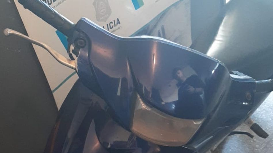 La moto incautada en uno de los allanamientos. Sería la que los ahora detenidos usaron para cometer estos ilícitos. FOTO: EDPS AZUL/PBA