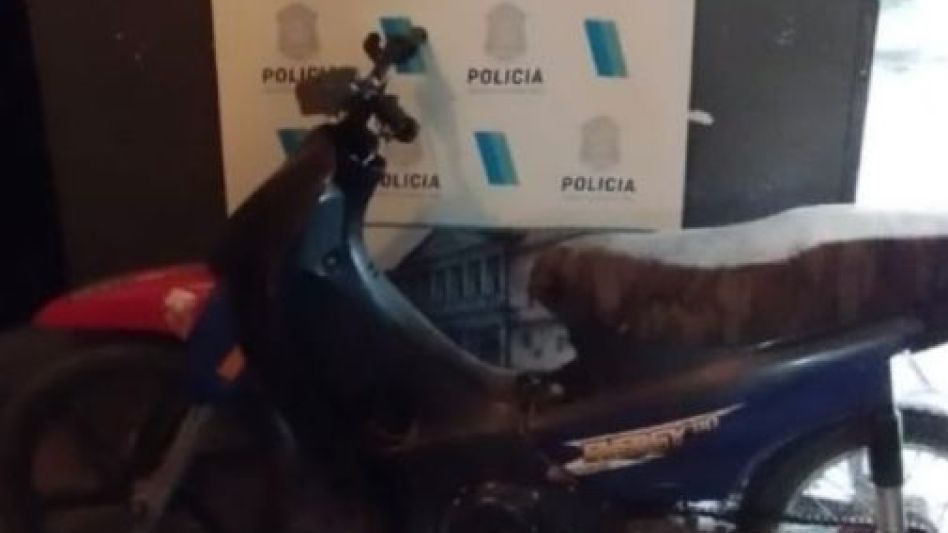 Una moto que le habían robado a una vecina. La recuperó ayer miércoles la Policía. FOTO: EPDS AZUL/PBA