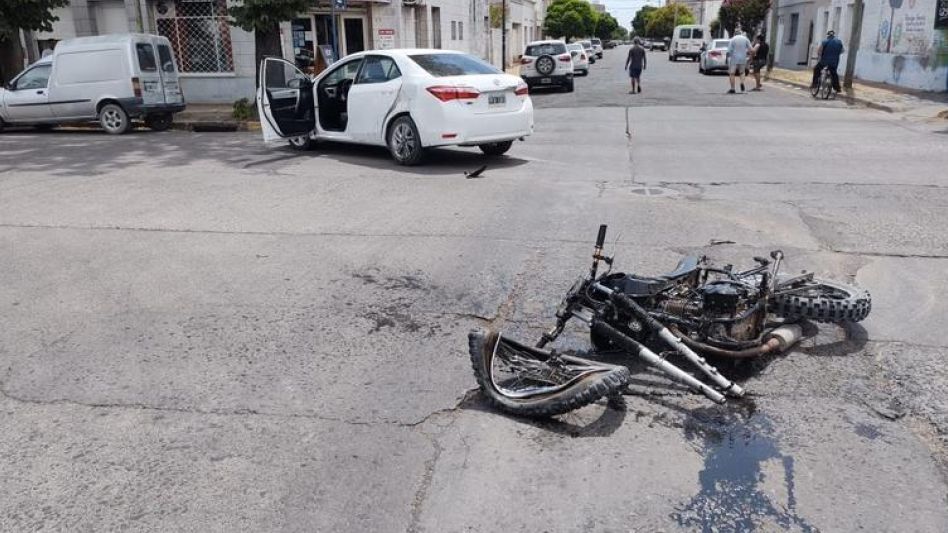 Sobre Avenida Perón, en el cruce con Rauch, se registró este siniestro vial ayer poco antes del mediodía.  EL TIEMPO 