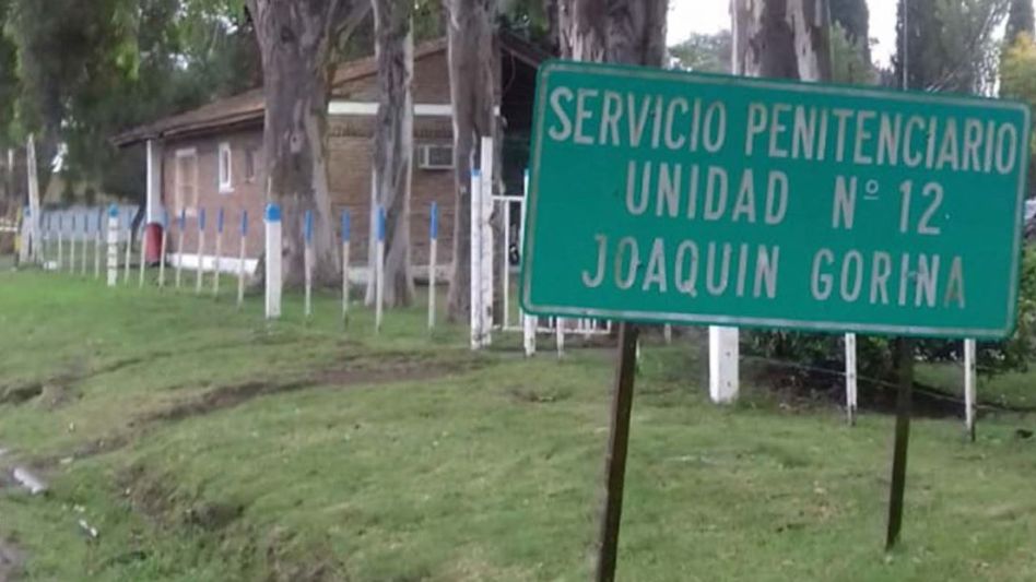 Dos reclusos quisieron escaparse de la cárcel: pidieron un Uber