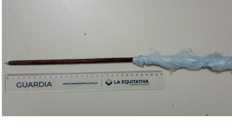 Al momento de su arresto el hombre portaba un arma blanca tipo faca que le fue incautada. FOTO: EPDS AZUL/PBA