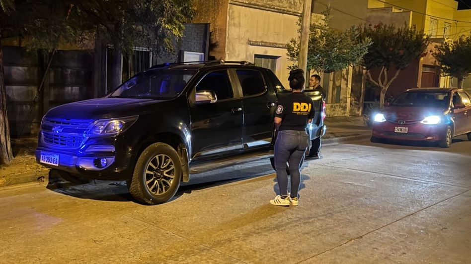 La camioneta de Bustos fue hallada abandonada en la calle durante las primeras horas de hoy lunes. FOTO: DDI AZUL/PBA