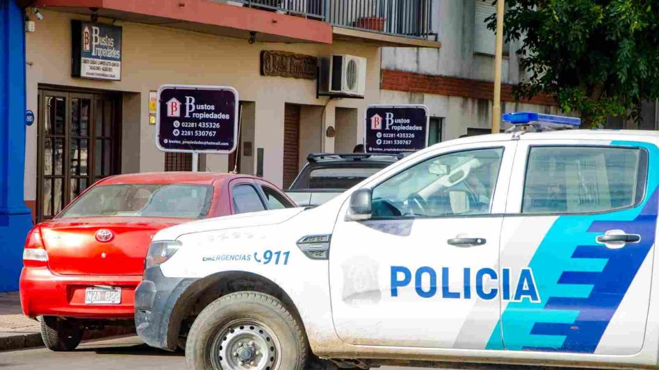 La casa donde el martillero fue asesinado. Desde ayer domingo, escenario de varias diligencias. FOTO: NACHO CORREA/EL TIEMPO