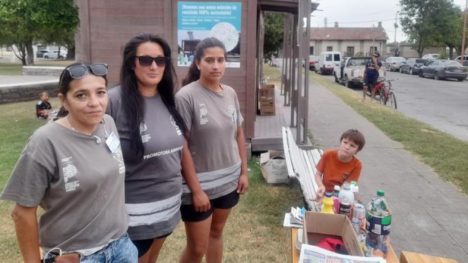 Las promotoras ambientales que estuvieron informando y asesorando a los vecinos sobre reciclado.  AGUSTÍN SCALCINI    