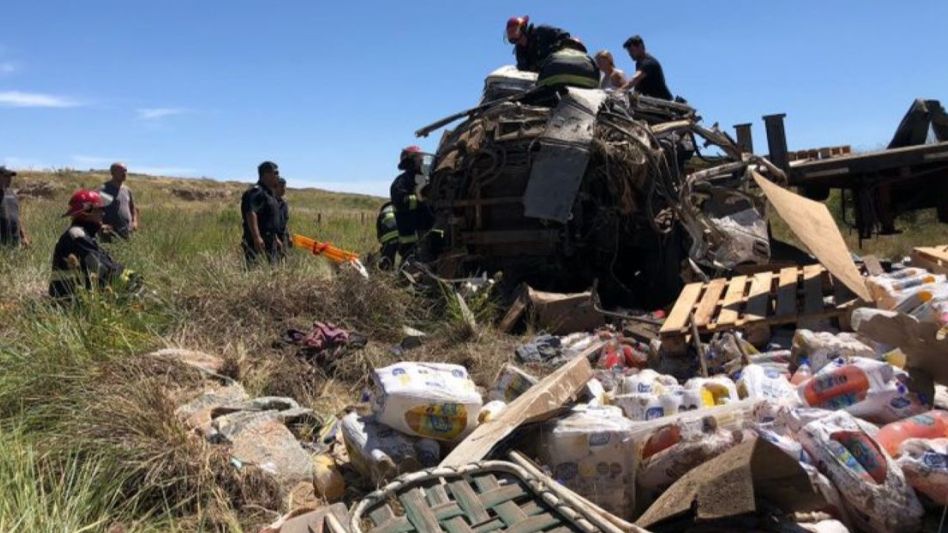 Tandil: tres muertos en un choque entre un camión y un auto en la ruta 74