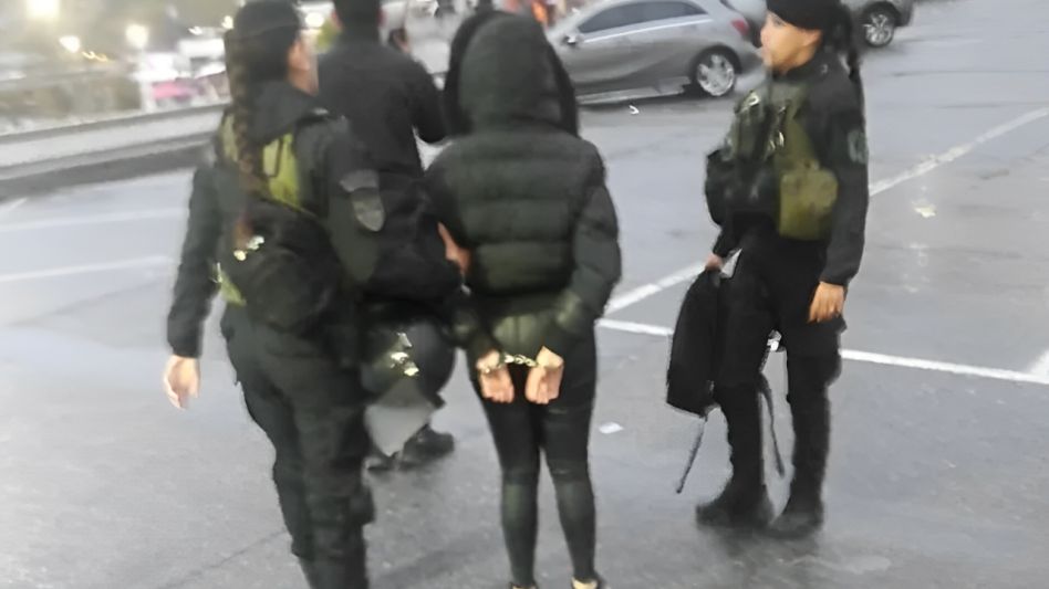El momento de la detención de la estafadora. Foto: gentileza La Capital.