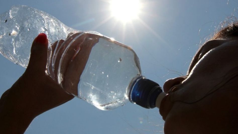La hidratación es un aspecto fundamental para evitar el golpe de calor. En ese sentido, la principal recomendación es consumir entre dos y tres litros de agua al día.