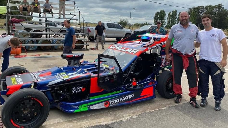 Vivarelli correrá con un auto 0km construido por Walter Waldbillig y estará desde la primera carrera. Días atrás, probó su nueva unidad junto a su papá en San Cayetano. Foto: Mayores del Sudeste 