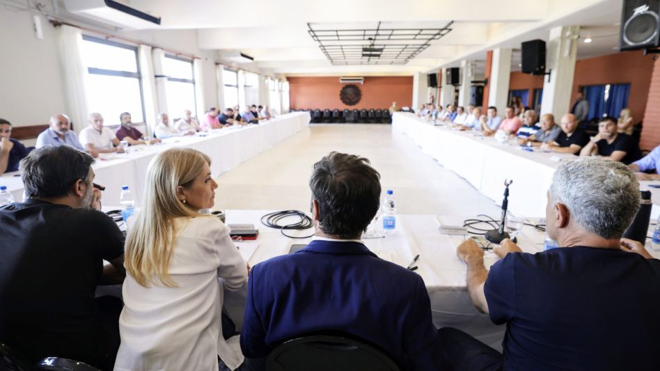 En una cumbre con Kicillof, 35 intendentes del PJ pidieron avanzar con el desdoblamiento