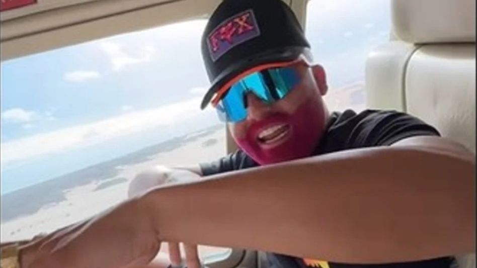 El helicóptero con el cantante Perro Primo llega a la playa ?La Olla? en Pinamar. (Captura de video)