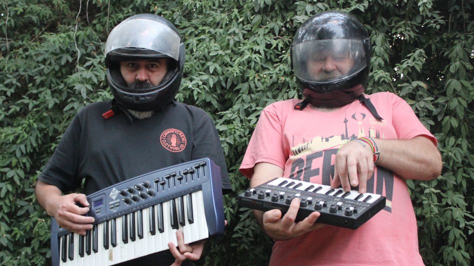 Víctor Silva y Hernán Teppa, los miembros fundadores, en su entorno natural de composición.