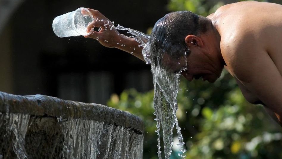 Un hombre se refresca ante las altas temperaturas de una ola de calor.