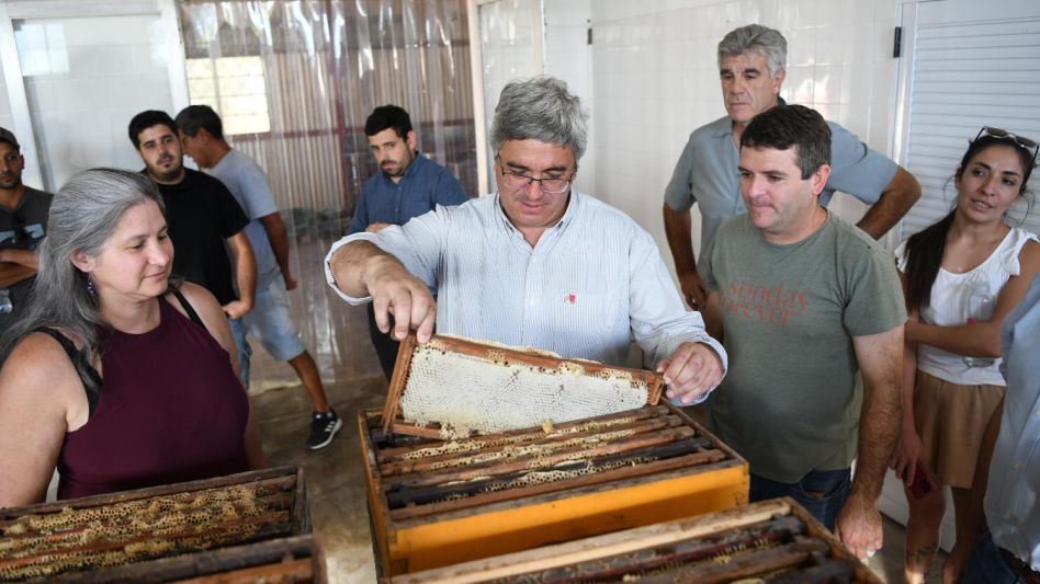 Carla Seain y el ministro Javier Rodríguez junto a apicultores de Tapalqué. Foto: Prensa MDA