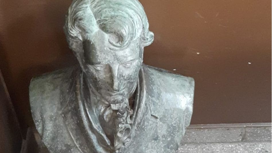 Restitución del busto de Belgrano