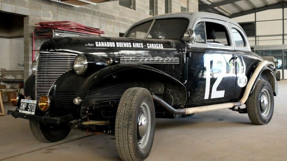 La réplica del Chevrolet 39 con el que Domingo Marimón y el tresarroyense Pedro Duhalde ganaron la Buenos Aires-Caracas. Foto: gentileza La Voz del Pueblo