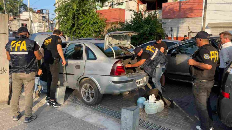 El auto hallado por la Policía hoy martes, cuando detuvieron al presunto homicida de Bustos. FOTO: FISCALÍA GENERAL AZUL
