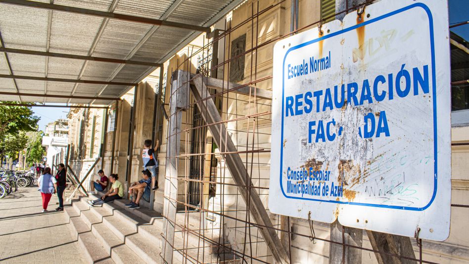 Desde hace años, el frente de la Escuela Normal de Azul tiene un vallado de seguridad, por riesgo de desprendimientos de la planta alta. Foto: archivo - Nacho Correa.