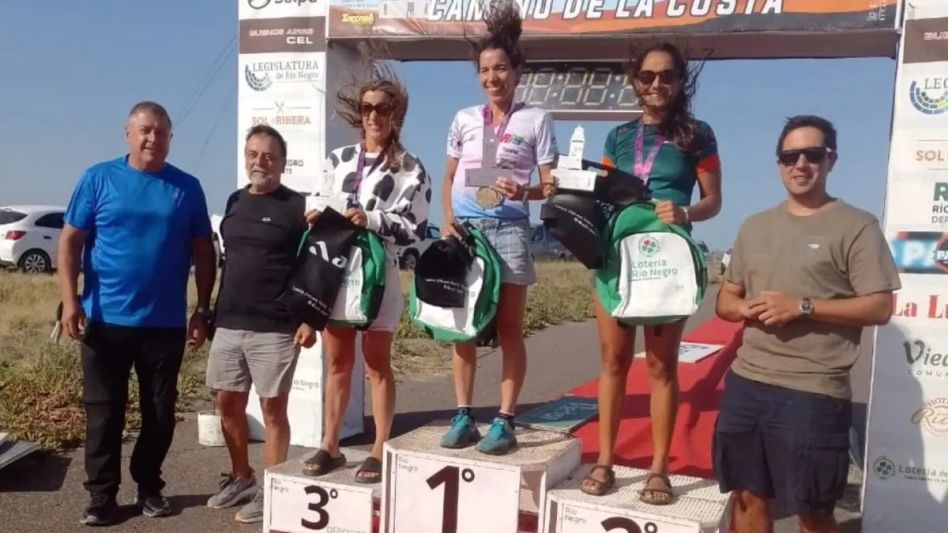 En el centro se encuentra Romina Palacio, quien tiene a su izquierda a la azuleña Johanna Pennella y a la derecha a la atleta de Tres Arroyos, Lucía Dibbern. Foto: gentileza Noticiasnet