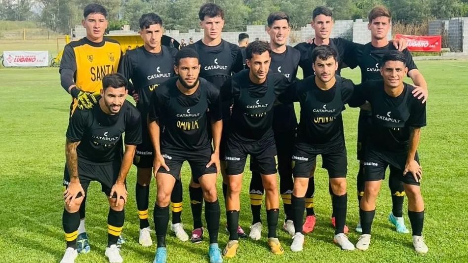 Formación de Santamarina en la primera etapa frente a Gimnasia. En la formación aparece el azuleño Matías Labaroni (arriba) y el chillarense Pehuén Valenzuela (abajo).