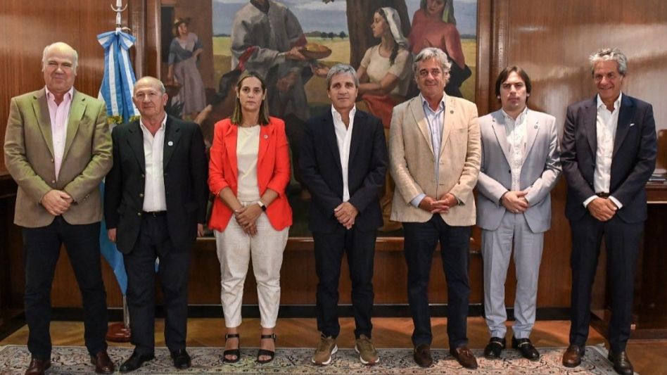 El ministro Luis Caputo junto a los miembros de la Mesa de Enlace. Foto: Sociedad Rural.