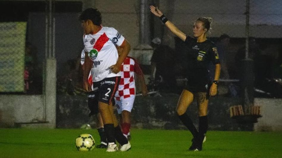 De la curiosidad a la cancha: la historia de una árbitra