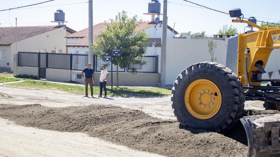 El intendente Sombra, durante el recorrido de obras en Barrio Bidegain.  PRENSA MUNICIPAL