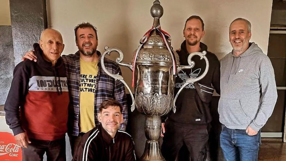 El grupo de escritores que realizó esta gran obra sobres los clubes bonaerenses.
