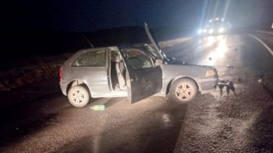 El estado en que quedó el auto en que viajaba la pareja lesionada en este siniestro vial. FOTO: EPDS AZUL/PBA