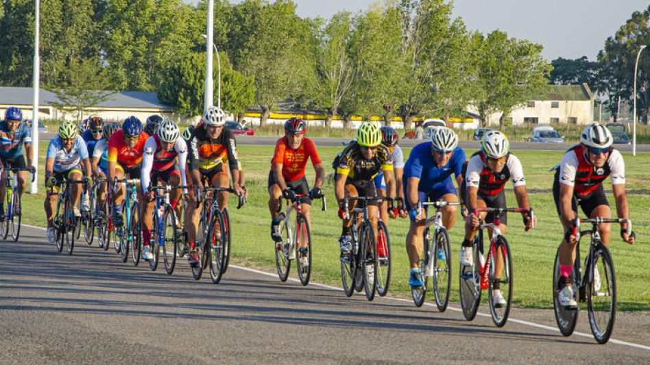 El sábado se estará desarrollando, en el óvalo municipal, un nuevo festival nocturno que organiza el Club Ciclista Azuleño. ARCHIVO
