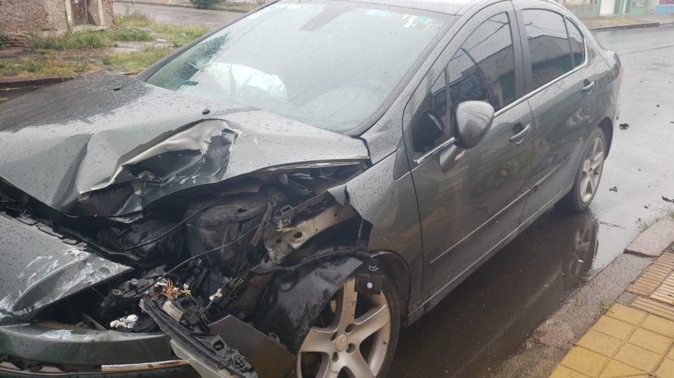El estado en que quedó el auto que el joven hurtó del motel, tras dejar encerrados a su dueño y dos varones más en una habitación. 