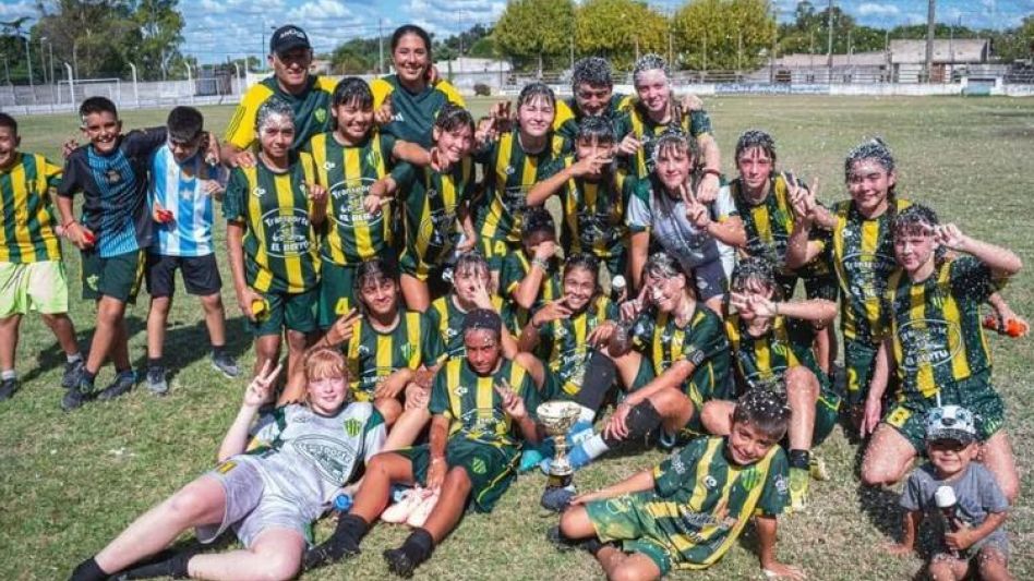 Las chicas de Piazza celebran la obtención de la Copa del Oro en el Torneo Nocturno de Fútbol. NICOLÁS MURCIA