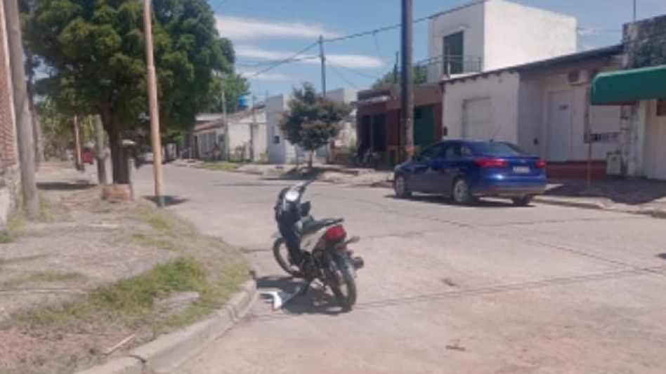 Dos jóvenes y dos nenes iban en la moto que chocó con un auto en España y San Luis. FOTO: EDPS AZUL/PBA