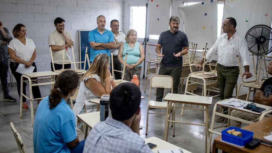 Funcionarios provinciales y municipales durante el encuentro con directivos y docentes de la Escuela Agraria de Azul.  PRENSA MUNICIPAL