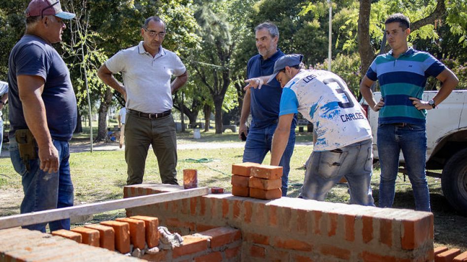 El intendente Nelson Sombra, acompañado por funcionarios de su gabinete, estuvo ayer en el Camping Municipal, donde verificó la obra de acondicionamiento que se está ejecutando en el lugar. 