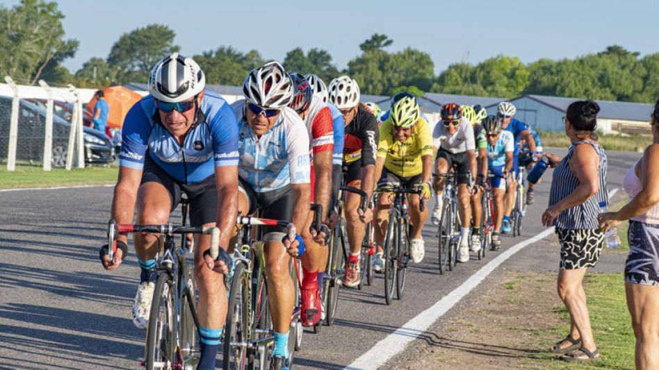 El sábado se estará desarrollando, en el óvalo municipal, un nuevo festival nocturno que organiza el Club Ciclista Azuleño. ARCHIVO