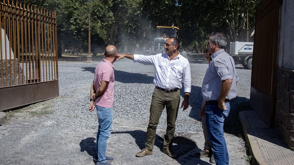 Parque Municipal: El intendente Sombra recorrió   las labores de embellecimiento