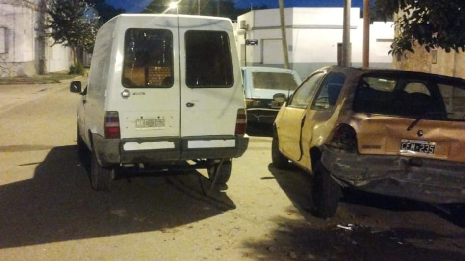 Alcoholizado, joven manejaba un utilitario que chocó contra un auto que estaba parado. FOTO: EPDS AZUL/PBA