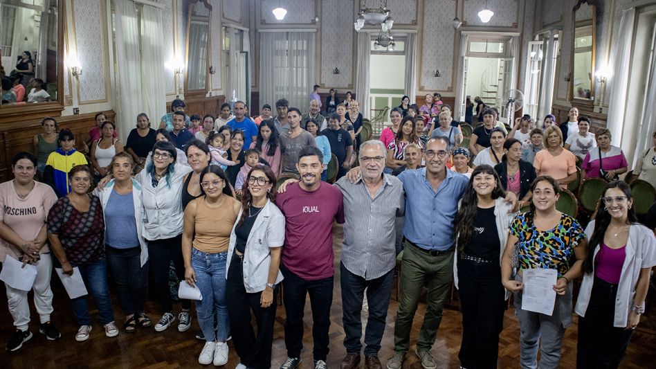 Cien familias azuleñas recibieron materiales   para la refacción de sus viviendas