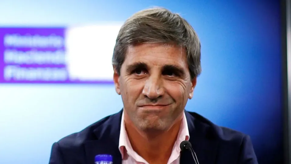 Caputo anunció "facilidades" para la importación de telas e indumentaria