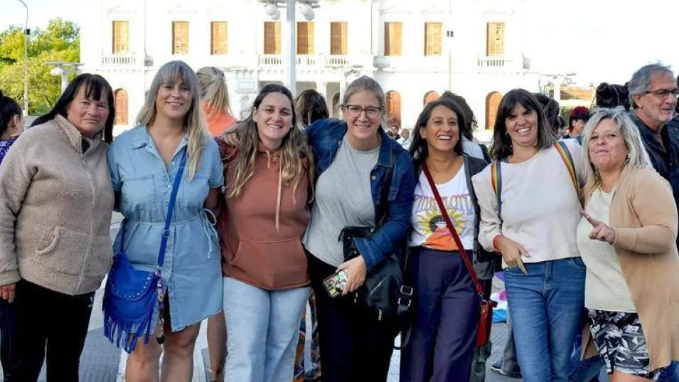 Compañeras del Peronismo 26 de Julio durante la jornada del 8M desarrollada en Azul.  PRENSA PERONISMO 26 DE JULIO DE AZUL
