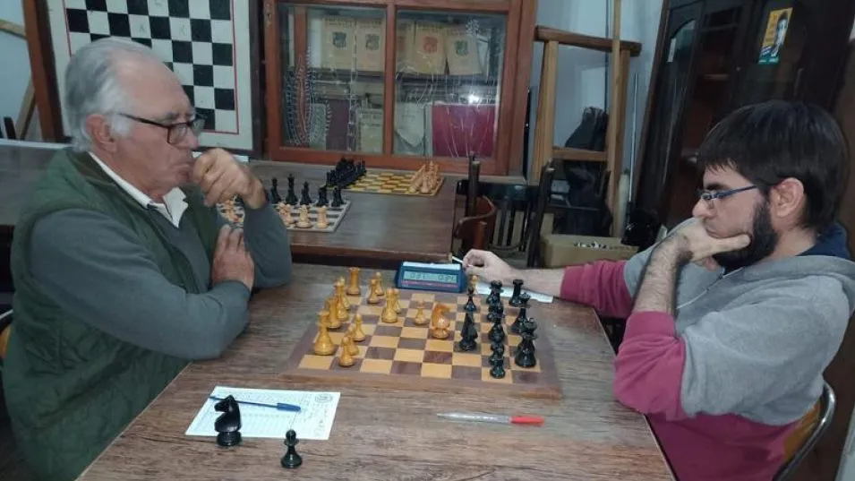 Jorge Baldini con blancas y Martín Tolosa se enfrentaron por la primera ronda del torneo Agua y Soda El Campeón.