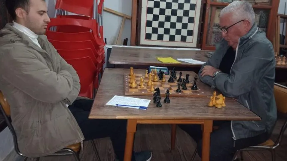 Gonzalo Varzilio (blancas) le ganó a Jorge Burgos. 