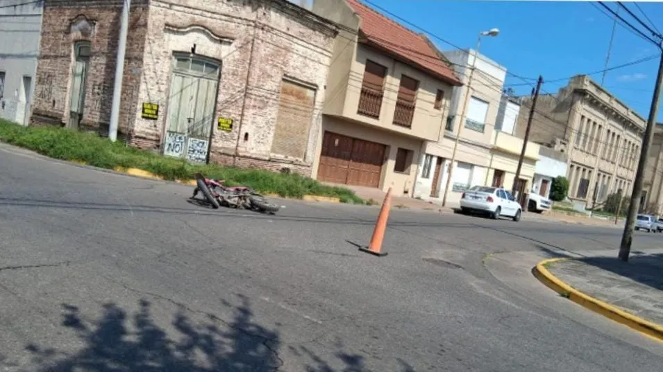 Una joven guiaba una moto que chocó con un auto. A causa de lo sucedido tuvo que ser llevada al Pintos. FOTO: EPDS AZUL/PBA