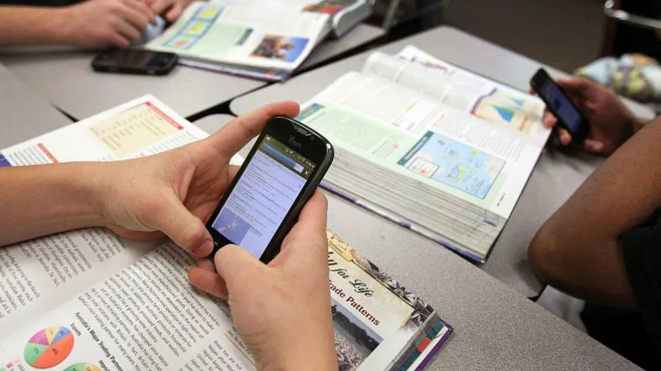 Un tercio de los estudiantes cree que el teléfono afecta su rendimiento en clase