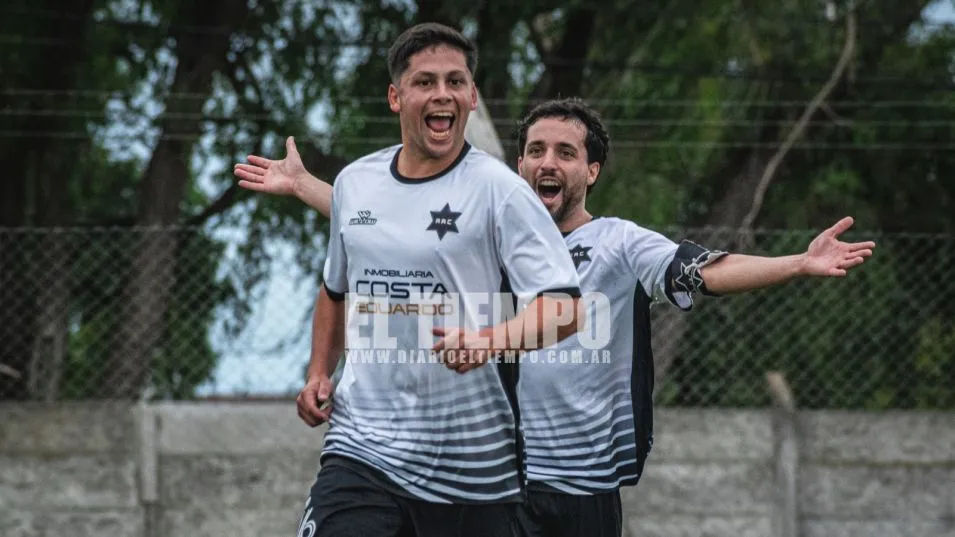Santiago Rígoli celebra su gol junto a Tomás Martino. Athletic le ganó a Boca por 1 a 0. FOTO: NICOLÁS MURCIA