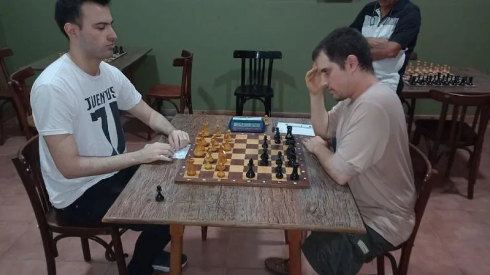 Gonzalo Varzilio, con piezas blancas, se impuso a Santiago Poljak por la tercera ronda del torneo Agua y Soda El Campeón .