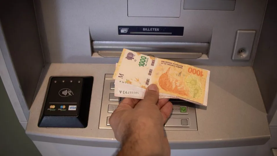 Suben las comisiones que cobran los bancos para extraer dinero de un cajero automático