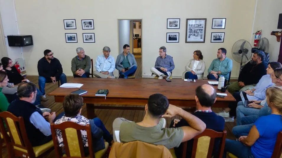 Un tramo de la reunión que se realizó ayer en el recinto del legislativo local de la que participaron concejales y representantes de estaciones de servicio.    PRENSA/CONCEJODELIBREANTE