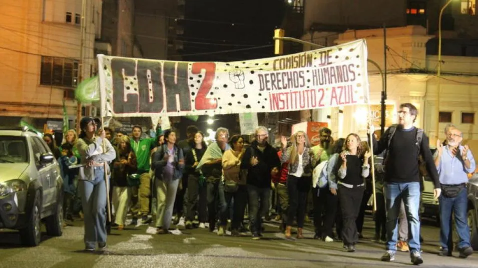 La columna de azuleños y azuleñas que marchó para cerrar las actividades por el 24M que se realizaron el lunes pasado en esta ciudad.    GENTILEZA/PABLO BESIO